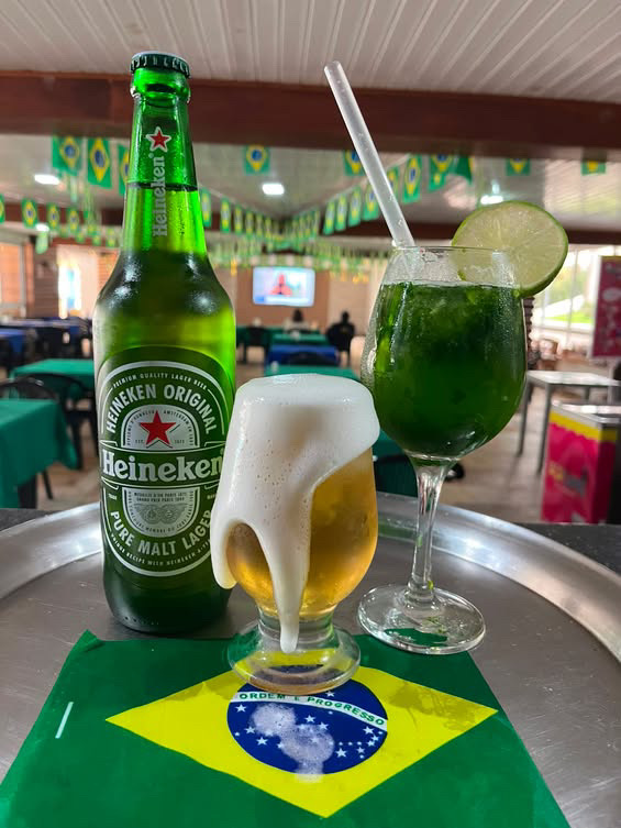 Garrafa, copo de cerveja e bebida com limão no salão do BIMA