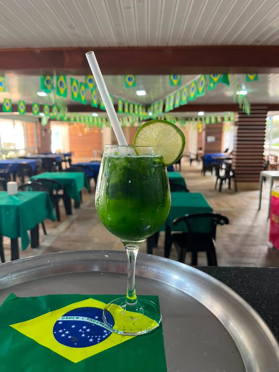 Bebida com gelo e limão no salão do BIMA