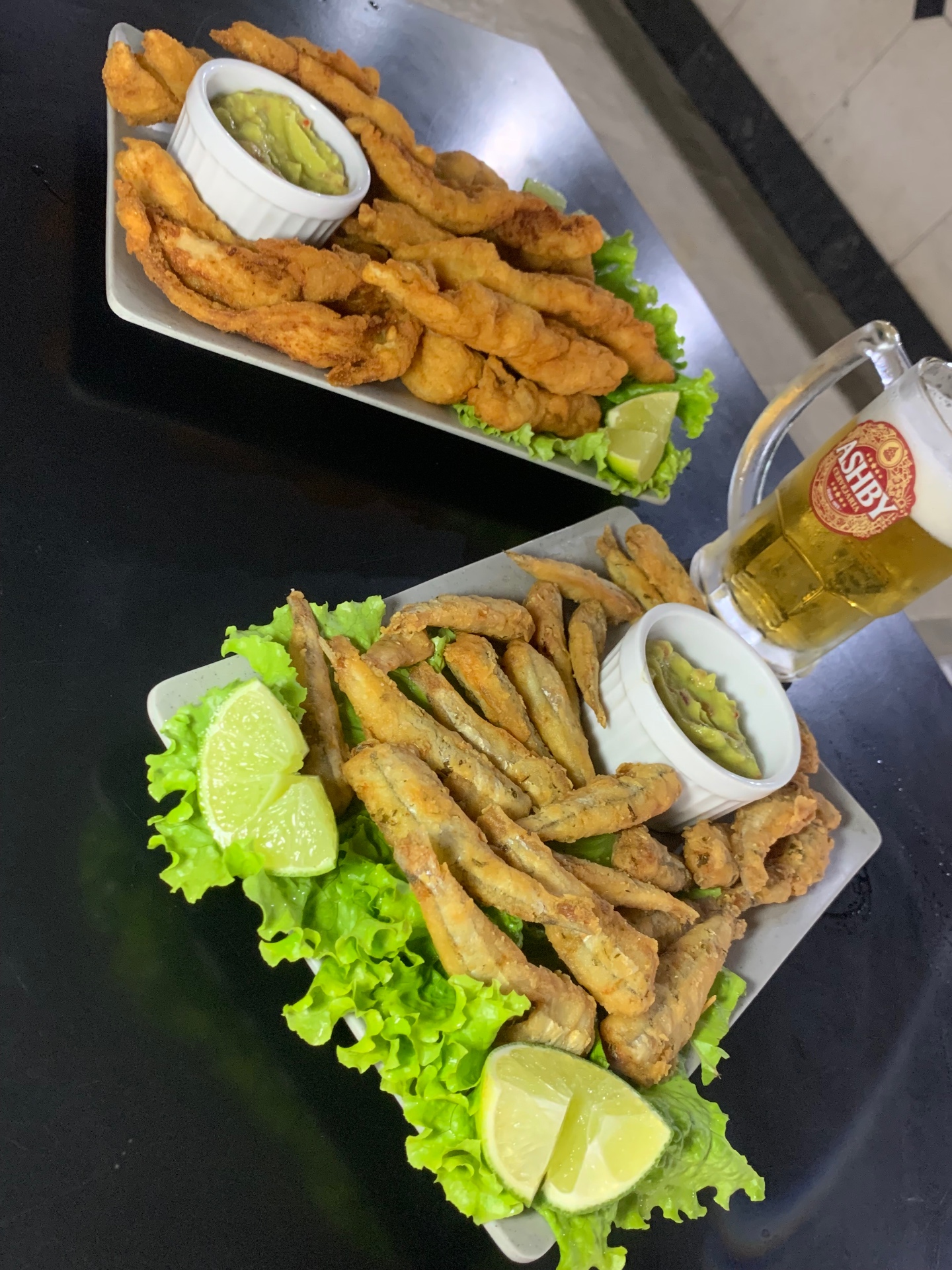 Porções e copo de cerveja vistos de perto sobre a mesa do BIMA